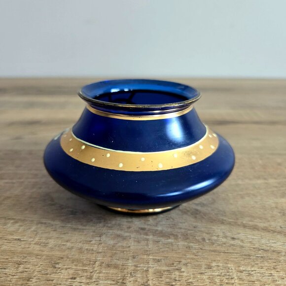 Vintage Bohemian cobalt blue glass small vase with Art Nouveau motif design. - Picture 4 of 7